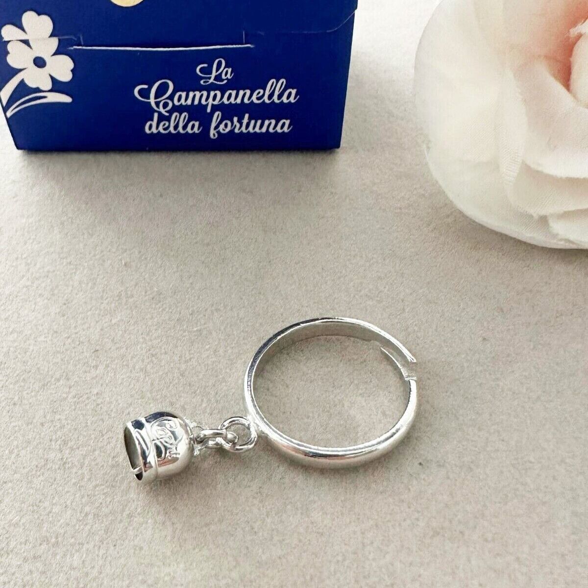 anello con campanella pendente
