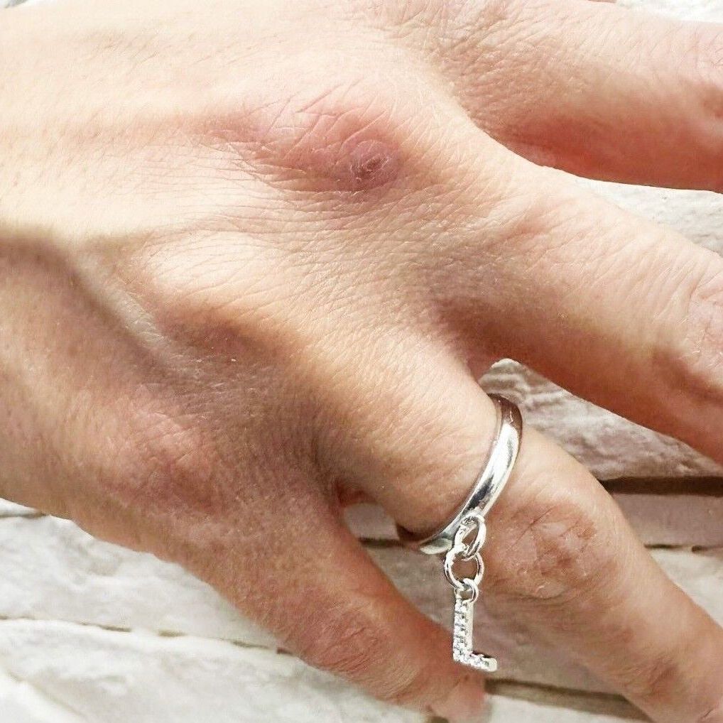 anello con iniziale pendente