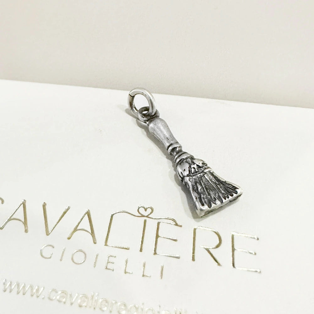 ciondolo scopina scacciaguai portafortuna argento