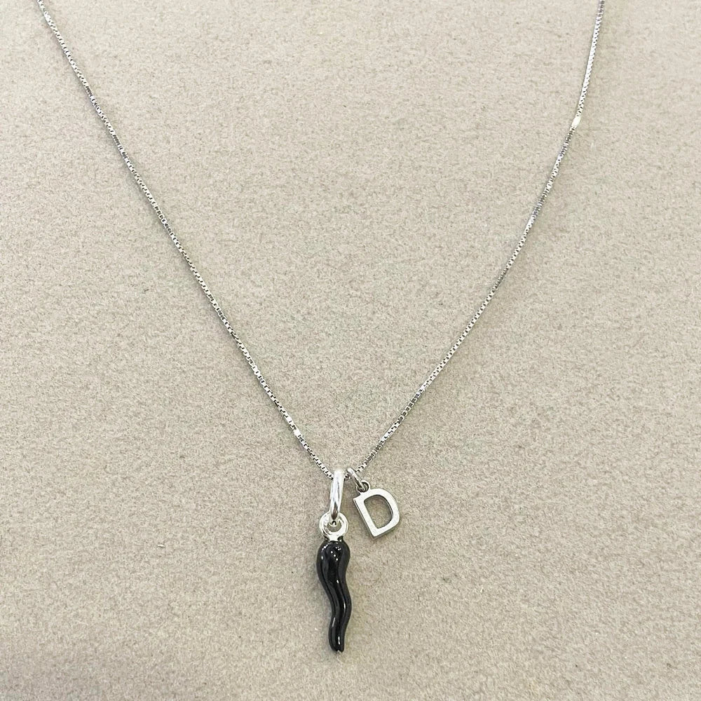 collana con cornetto portafortuna e iniziale in argento