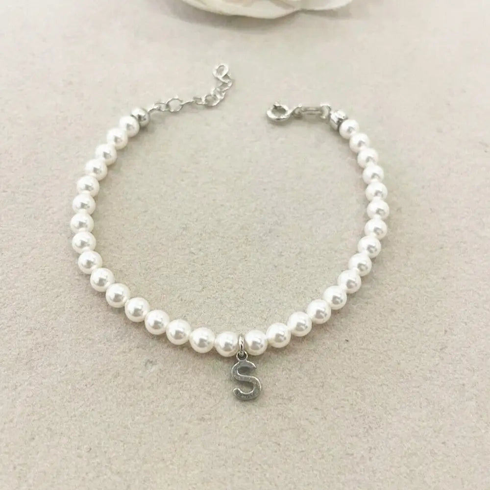 bracciale di perle e iniziale