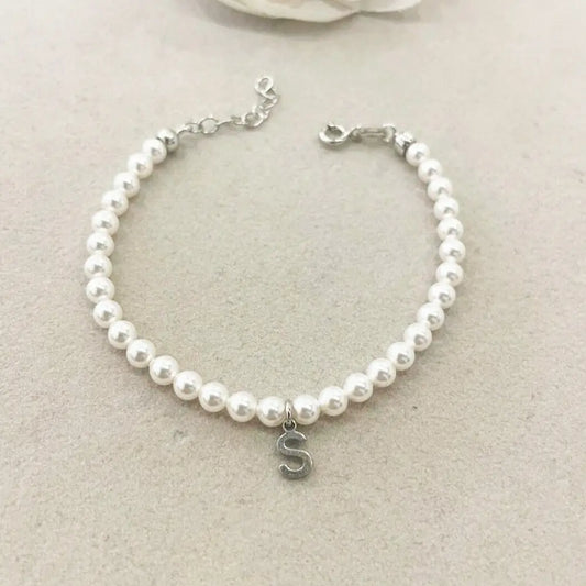 bracciale di perle e iniziale