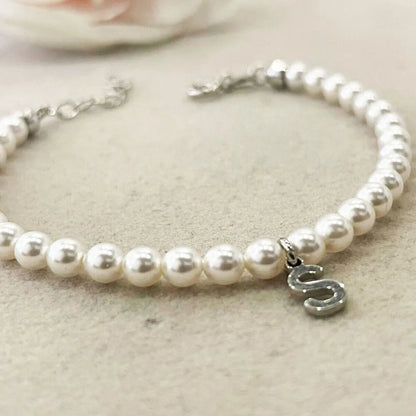 bracciale di perle con iniziale in argento