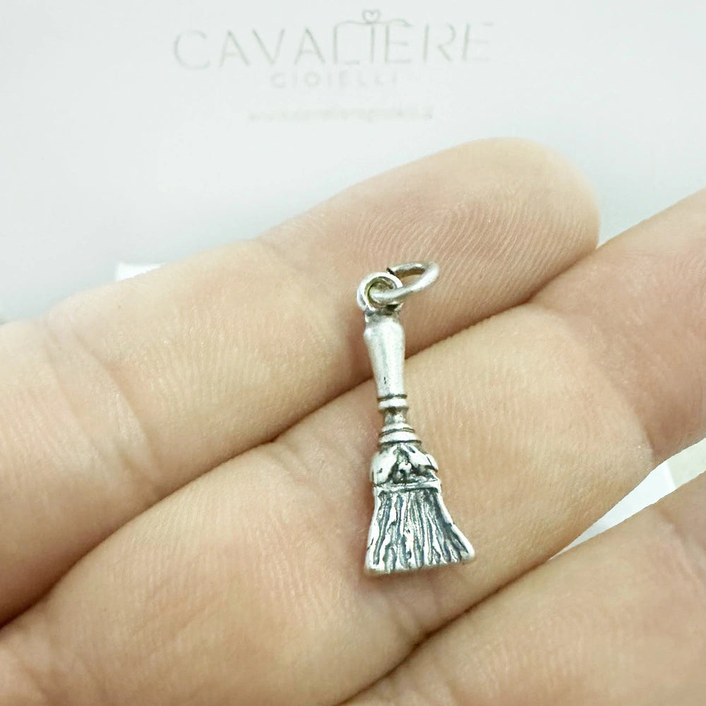 ciondolo scopina scacciaguai portafortuna argento